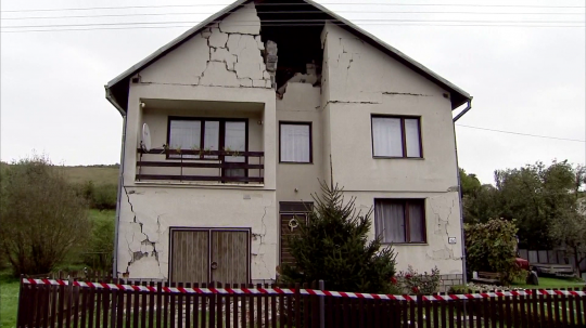 Dom poškodený pri zemetrasení na východe Slovenska.