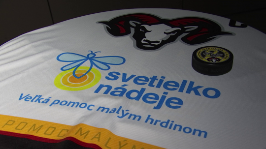 Hokejový dres s nápisom Svetielko nádeje.