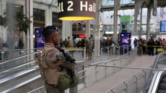Vlakovú stanicu v Paríži strážia vojaci.