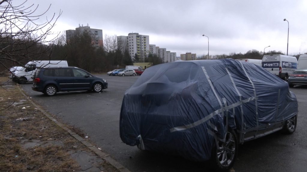 Sídliská trápia odstavené autá, zaberajú parkovacie miesta, ktorých je málo. RTVS zisťovala, ako vedia zakročiť