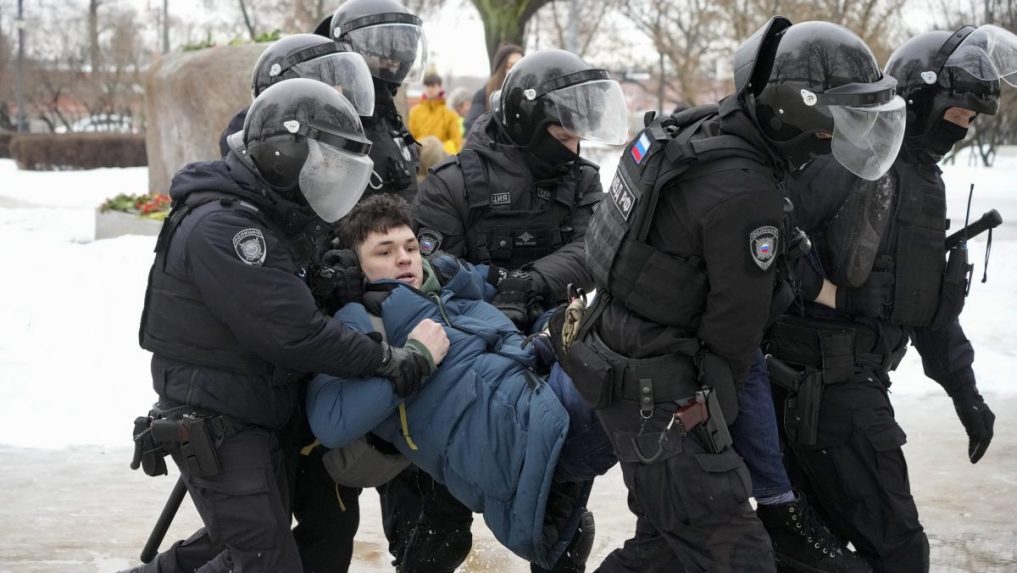 Ruská polícia zatkla už stovky ľudí, ktorí v mnohých mestách prišli vzdať hold zosnulému Navaľnému