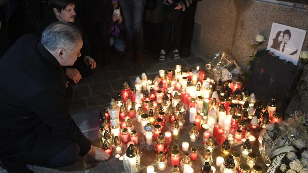Prezident SR Andrej Kiska kladie zapálenú sviečku počas verejného zhromaždenia Za slušné Slovensko, ktoré sa konalo pri príležitosti prvého výročia vraždy novinára Jána Kuciaka a jeho snúbenice Martiny Kušnírovej.