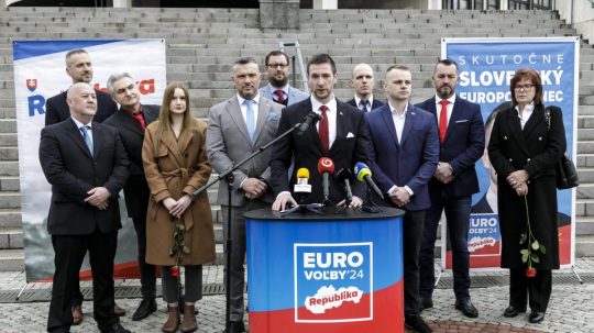 Hnutie Republika predstavilo kandidátnu listinu do eurovolieb.