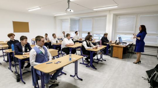 Na snímke študenti Strednej priemyselnej školy elektrotechnickej na Hálovej 16 pred testami písomných maturít.