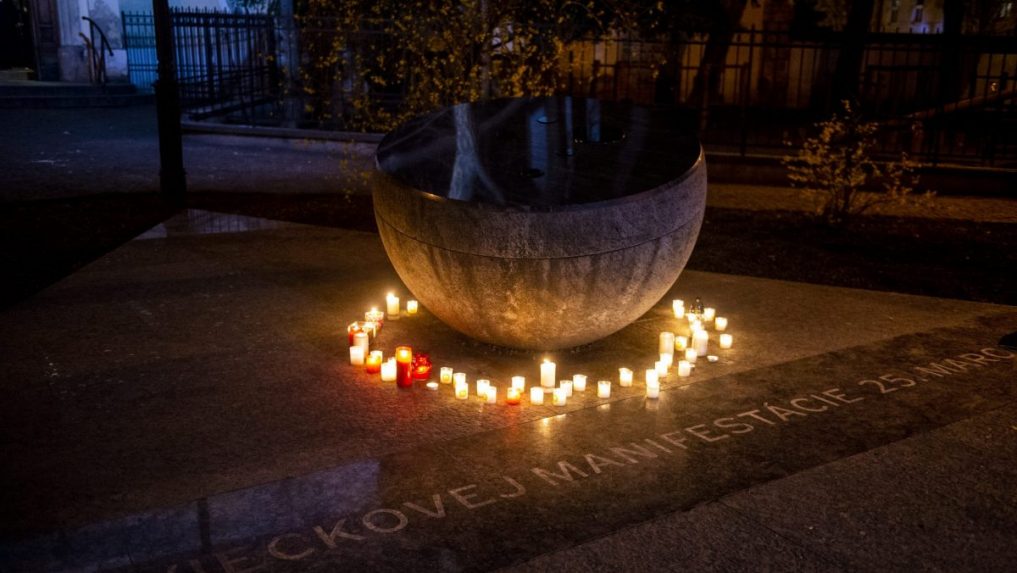 Výročie Sviečkovej manifestácie: Proti modliacim sa ľuďom so sviečkami v rukách brutálne zasiahla polícia