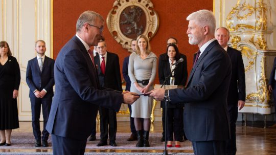 Na snímke český prezident Petr Pavel podáva poverovaciu listinu Martinovi Dvořákovi, ktorého vymenoval za ministra pre európske záležitosti.