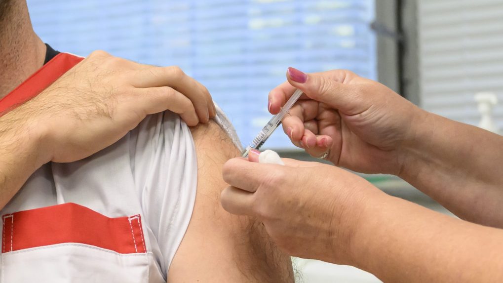 Česko zamietlo všetky žiadosti o kompenzáciu ujmy po covidovom očkovaní. Niektorí sa súdia, takéto sú ich šance