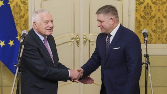 Na snímke zľava bývalý prezident ČR Václav Klaus a predseda vlády SR Robert Fico (Smer-SD) počas spoločného vyhlásenia po stretnutí na Úrade vlády SR.