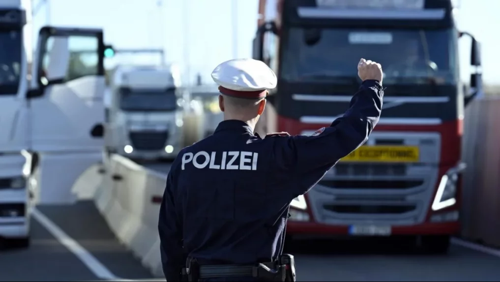 Tragická nehoda v Rakúsku: Slovenský kamión narazil do nákladných áut, o život prišiel jeden človek