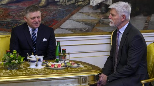 Zľava premiér SR Robert Fico a český prezident Petr Pavel.
