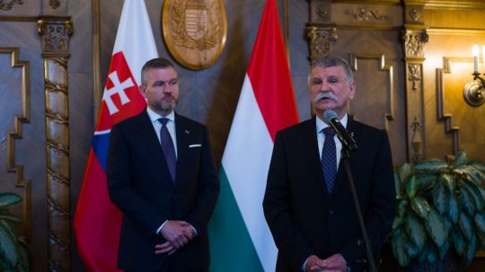 Na snímke predseda Národnej rady SR Peter Pellegrini (vľavo) a predseda maďarského Národného zhromaždenia László Kövér (vpravo).