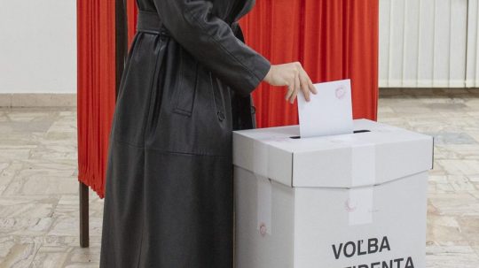 Na snímke volička vhadzuje obálku s hlasovacím lístkom do volebnej schránky v prvom kole prezidentských volieb.