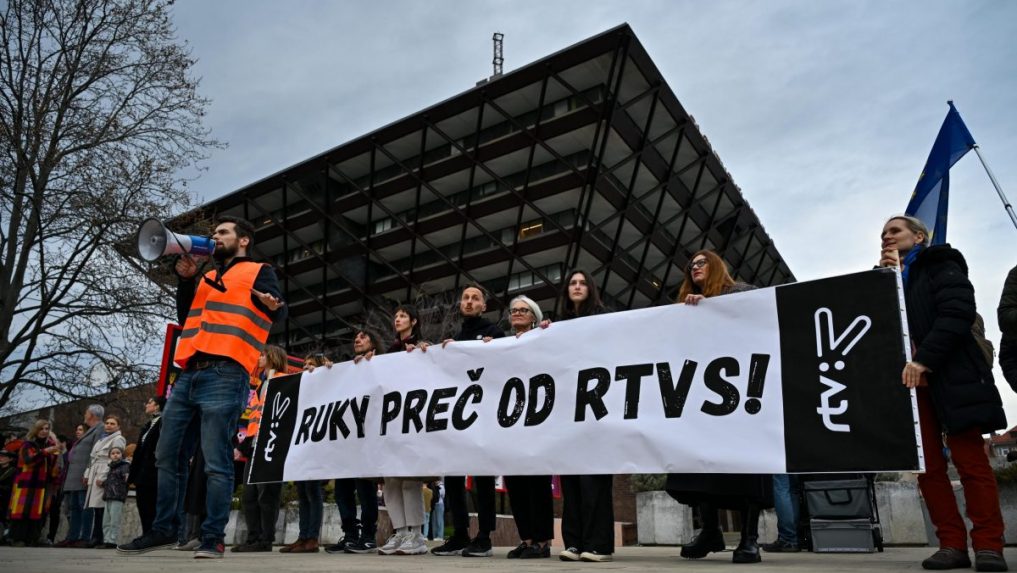 Živá reťaz okolo rozhlasu: Ľudia vyšli do ulíc vyjadriť nesúhlas s návrhom zákona o zrušení RTVS