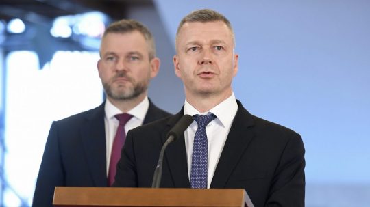 Na snímke predseda strany Maďarská Aliancia Krisztián Forró (vpravo) a predseda strany Hlas-SD Peter Pellegrini.