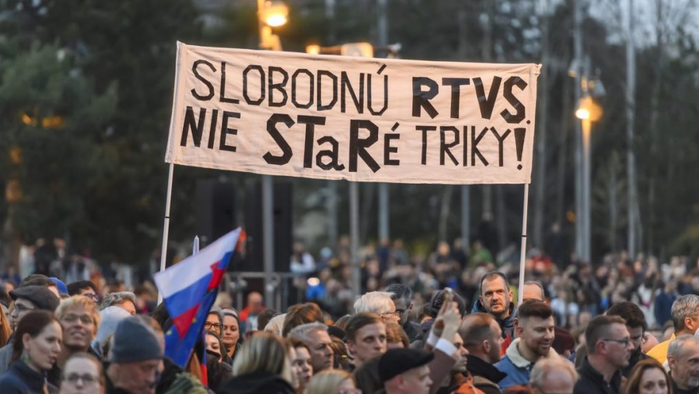 Ľudia opäť vyšli do ulíc. V Bratislave a Košiciach protestovali aj proti novému zákonu o RTVS