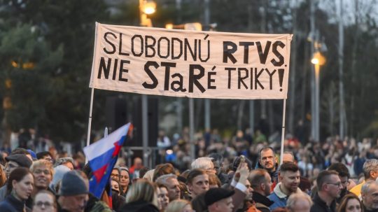 Na snímke protestujúci počas protivládneho protestu organizovaného opozičným hnutím Progresívne Slovensko (PS) a stranou Sloboda a Solidarita (SaS) na Námestí slobody v Bratislave.