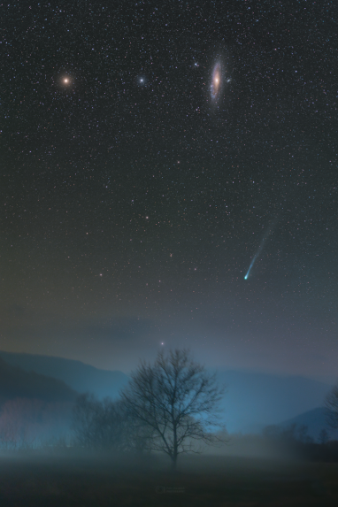 Na slici su komet 12P/Pons-Brooks i galaksija Andromeda snimljeni s livade blizu Revúce.