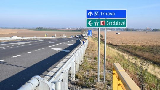 Smerová tabuľa Trnava a Bratislava pri diaľničnom nadjazde pri Senci.