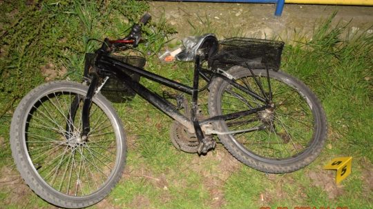 Na snímke zničený bicykel po nehode v Novom Meste nad Váhom.