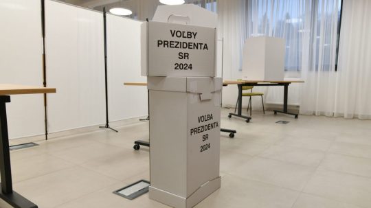 Príprava volebnej miestnosti v Starej Turej v rámci 1. kola prezidentských volieb 2024.