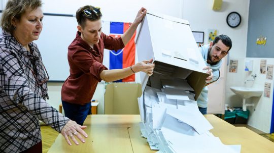 Členovia volebnej komisie počas otvorenia volebnej urny a následného sčítavania hlasovacích lístkov.