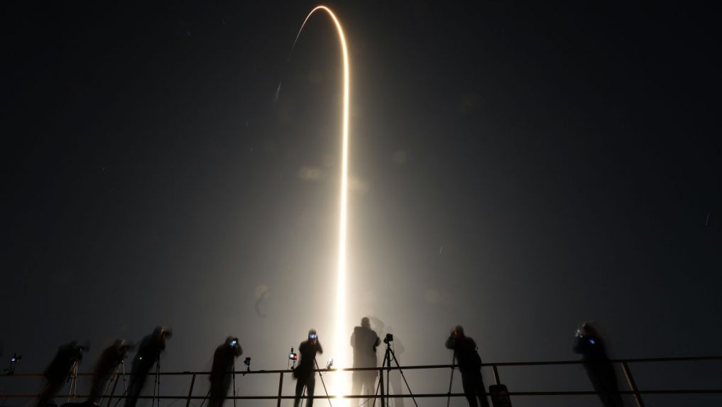Raketa firmy SpaceX odštartovala k ISS. Na jej palube sú traja Američania a Rus