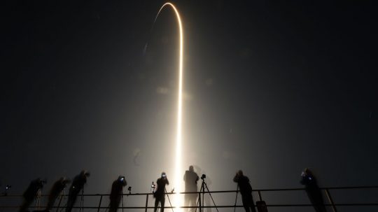 Raketa Falcon 9 spoločnosti SpaceX a kapsula Dragon so štvorčlennou posádkou vyrazila na misiu na Medzinárodnú vesmírnu stanicu.
