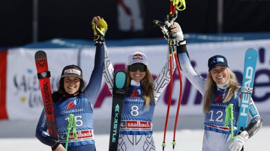 Na snímke česká lyžiarka Ester Ledecká (uprostred) vyhrala finálový super-G alpského Svetového pohára v rakúskom Saalbachu.