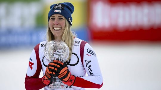 Na snímke rakúska lyžiarka Cornelia Hütterová oslavuje s trofejou.