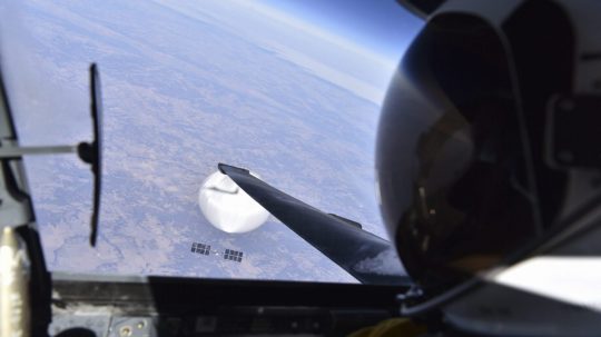 Pilot skúma podozrivý čínsky sledovací balón, ktorý sa vznáša nad Spojenými štátmi.