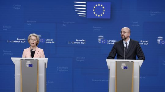 Predsedníčka Európskej komisie Ursula von der Leyenová a predseda Európskej rady Charles Michel počas samitu v Bruseli.