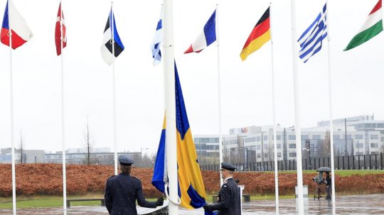 Vztýčenie vlajky pri príležitosti vstupu Švédska do NATO.