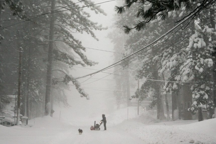 FOTO: Sierra Nevadu zasiahla silná snehová búrka, očakávajú tri metre snehu