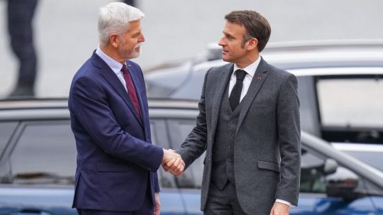 Zľava český prezident Petr Pavel s francúzskym prezidentom Emmanuelom Macronom.