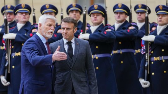 Český prezident Petr Pavel (vľavo) víta svojho francúzskeho partnera Emmanuela Macrona pred ich stretnutím na Pražskom hrade v Prahe.