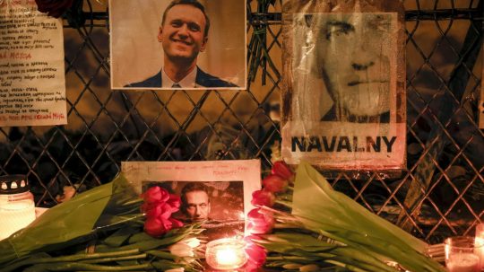 Kvety a sviečky na pamiatku zosnulého ruského opozičného lídra Alexeja Navaľného .