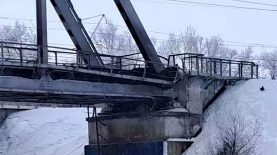 Na snímke poškodený most v ruskej Samarskej oblasti.