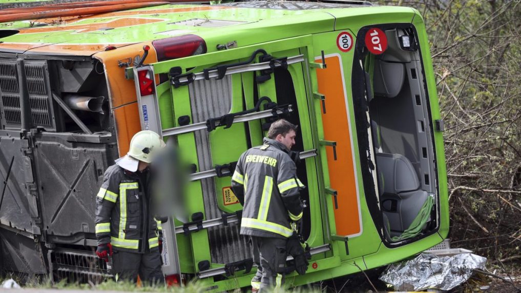 Nehoda autobusu v Nemecku si vyžiadala päť obetí. Na mieste zasahovala asi stovka záchranárov i vrtuľníky