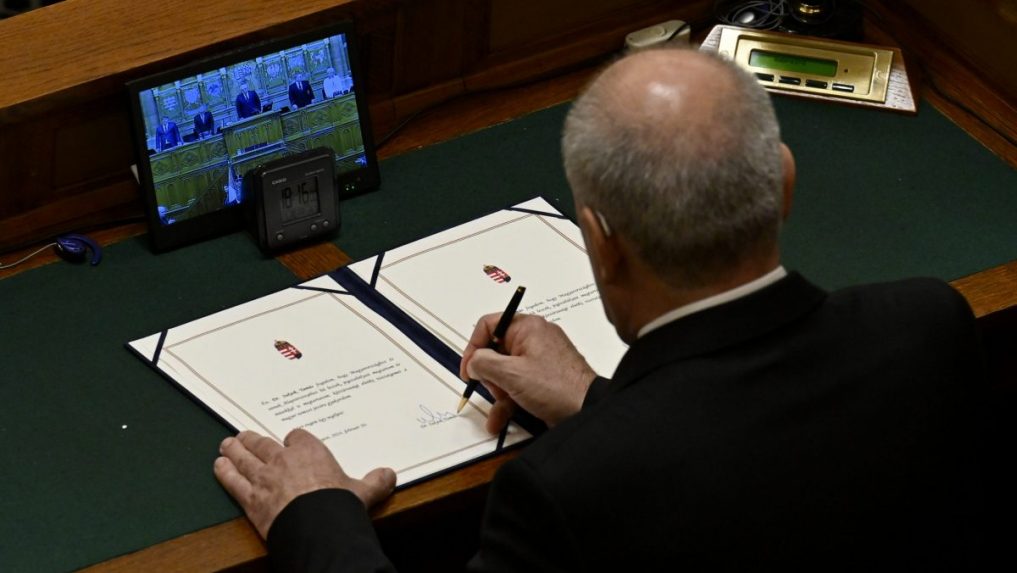 Maďarský prezident podpísal zákon o vstupe Švédska do NATO