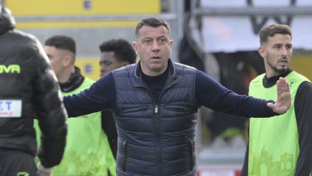 Trénera talianskeho Lecce odvolali z funkcie, po záverečnom hvizde udrel hlavou hráča súpera