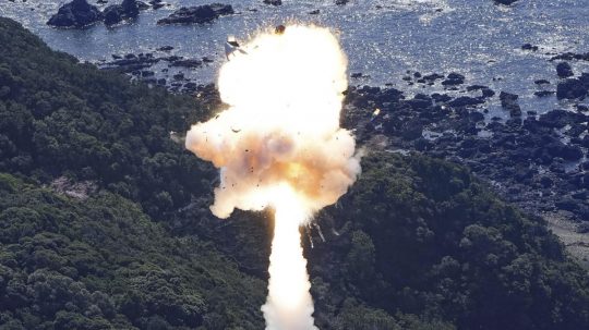 Na snímke výbuch japonskej rakety.