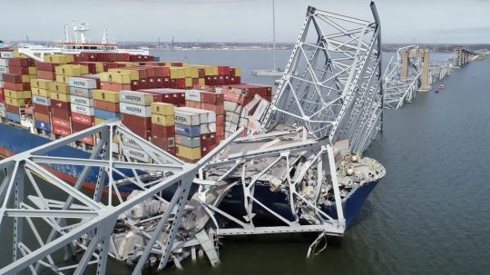 Nákladná loď narazila do mosta v Baltimore.