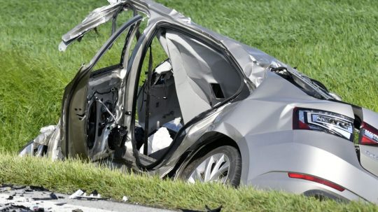 Vrak osobného auta po tragickej dopravnej nehode.