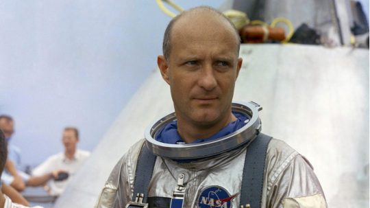 Na archívnej snímke astronaut Thomas Stafford.