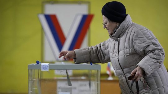 Žena volí v ruských prezidentských voľbách.