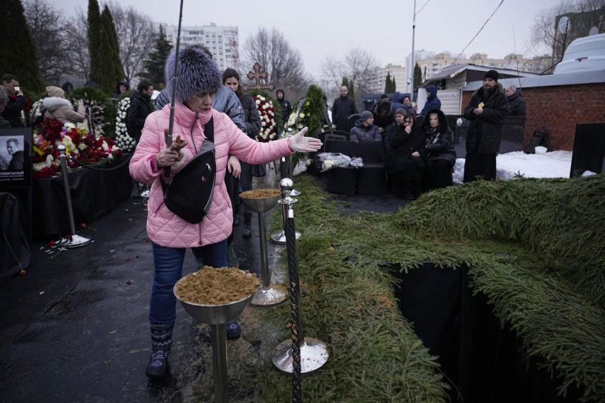 V Moskve pochovali Alexeja Navaľného. Polícia zadržala desiatky ľudí