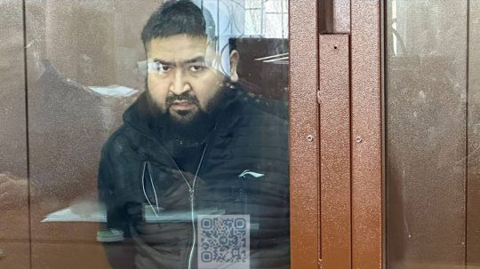 Na snímke podozrivý z útoku v koncertnej sále na predmestí Moskvy Alisher Kasimov sedí v súdnej sieni v Moskve 26. marca 2024.