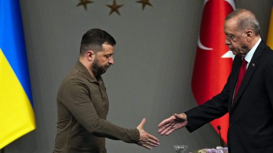 Turecký prezident Recep Tayyip Erdogan (vpravo) a ukrajinský prezident Volodymyr Zelenskyj.