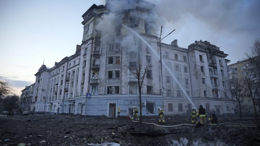 Z Kyjeva hlásili výbuchy. Na viacerých miestach horelo, evidujú aj zranených obyvateľov