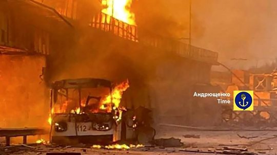 Horiaci trolejbus pri elektrárni po ruských útokoch na Ukrajinu.